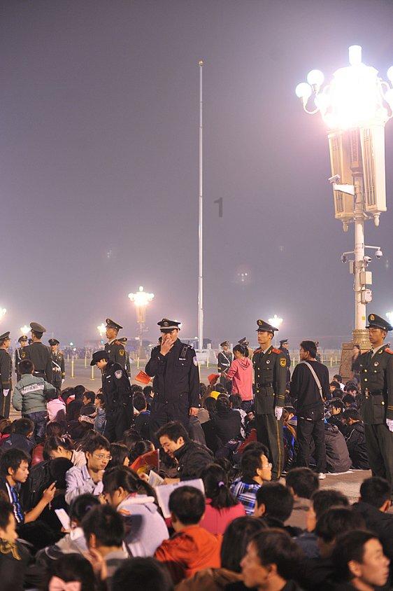 北京一女骑警巡逻时摔倒市民上前帮挪车，你对这一幕有何感触？游戏画面